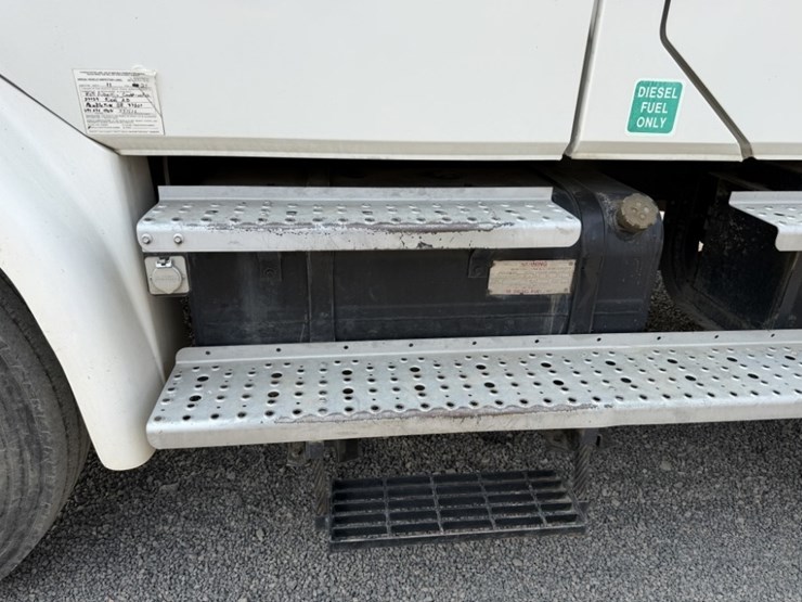 2002-freightliner-fl70-image-12