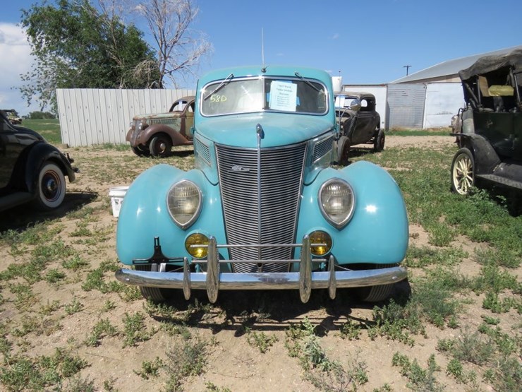 1937-ford-tudor-deluxe-sedan-image-2