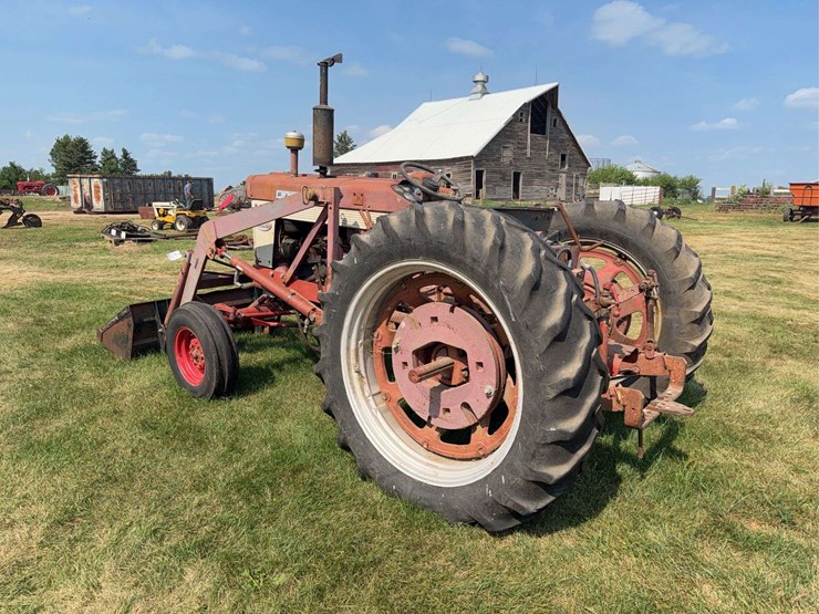farmall-340-gas-with-loader-image-3