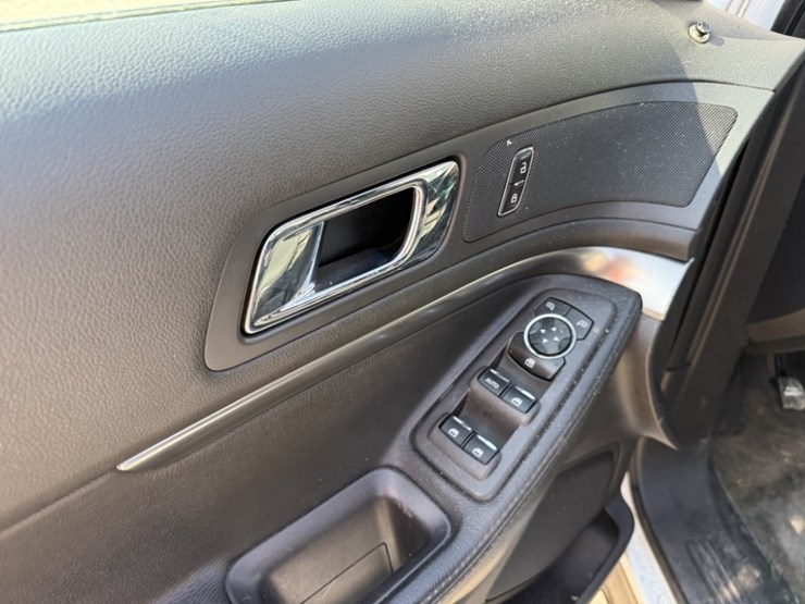2015-ford-explorer-image-22