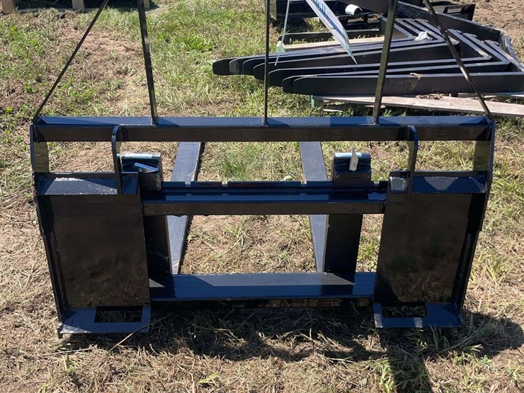agt-skid-steer-pallet-forks.-image-2