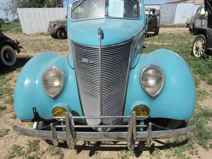 1937-ford-tudor-deluxe-sedan-image-15