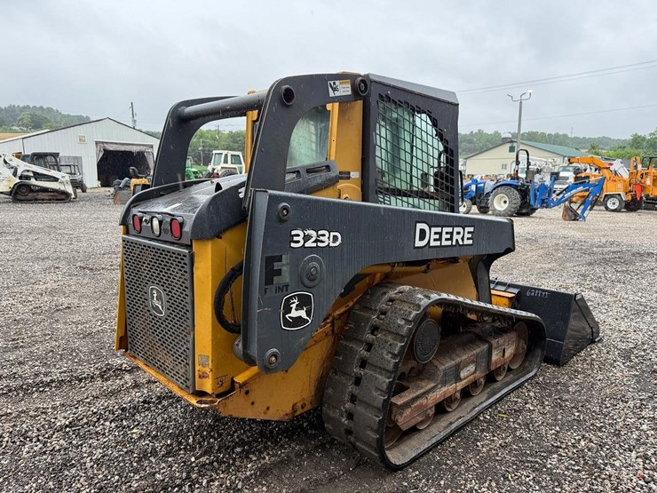 2012-deere-323d-image-4