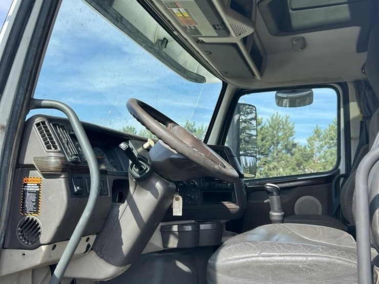 2012-volvo-vnl64t670-image-10