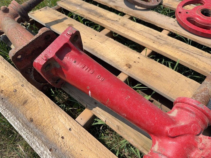 (2)-farmall-front-pedestals-and-(2)-hubs-image-6