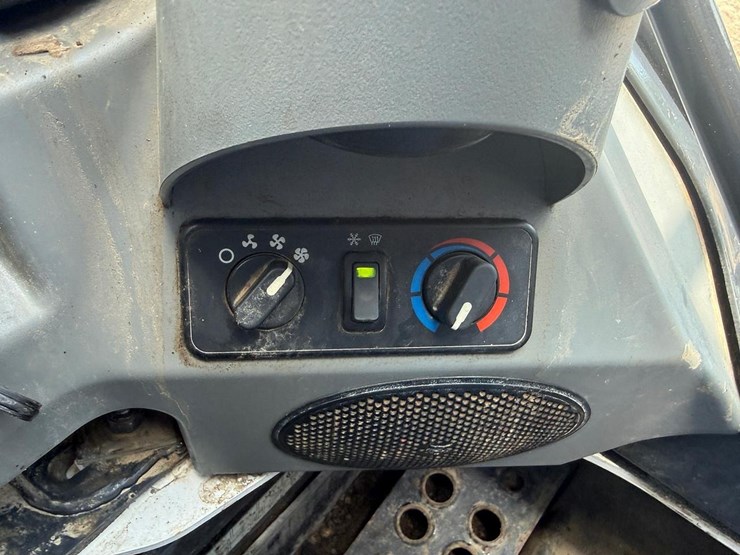2022-bobcat-t770-image-30