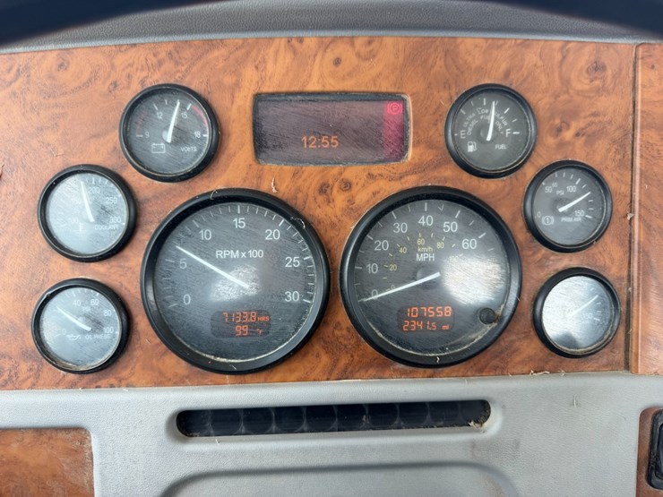2008-peterbilt-365-image-19