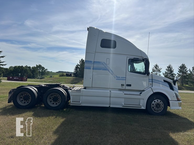 2012-volvo-vnl64t670-image-4