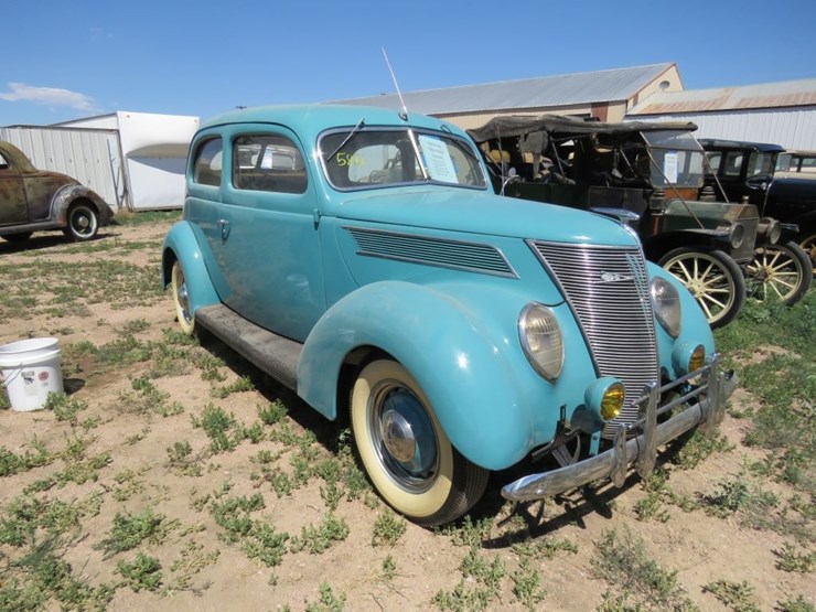 1937-ford-tudor-deluxe-sedan-image-14