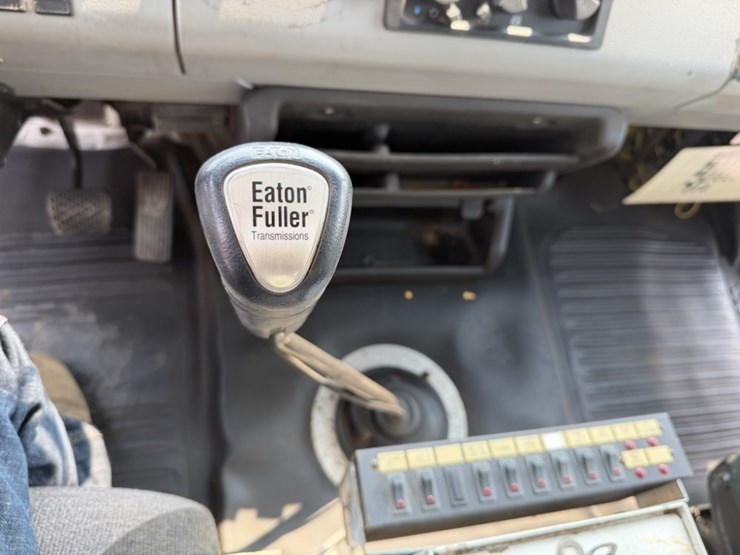 2002-freightliner-fl70-image-55