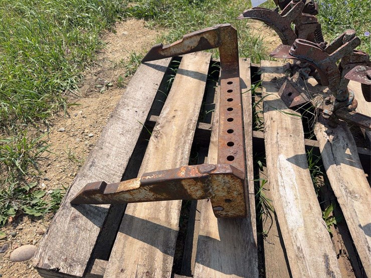 farmall-806-fast-hitch-drawbar-and-rear-cultivator-bracket-image-3