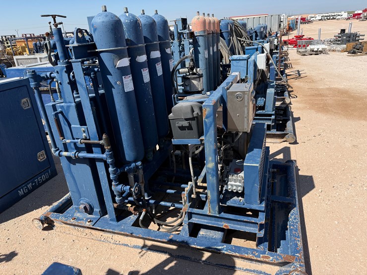 meyers-3-station-4-bottle-diesel-powered-accumulator-closing-unit,-skidded-image-2