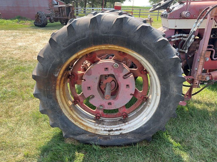 farmall-340-gas-with-loader-image-32