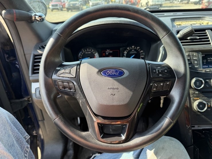 2017-ford-explorer-image-26