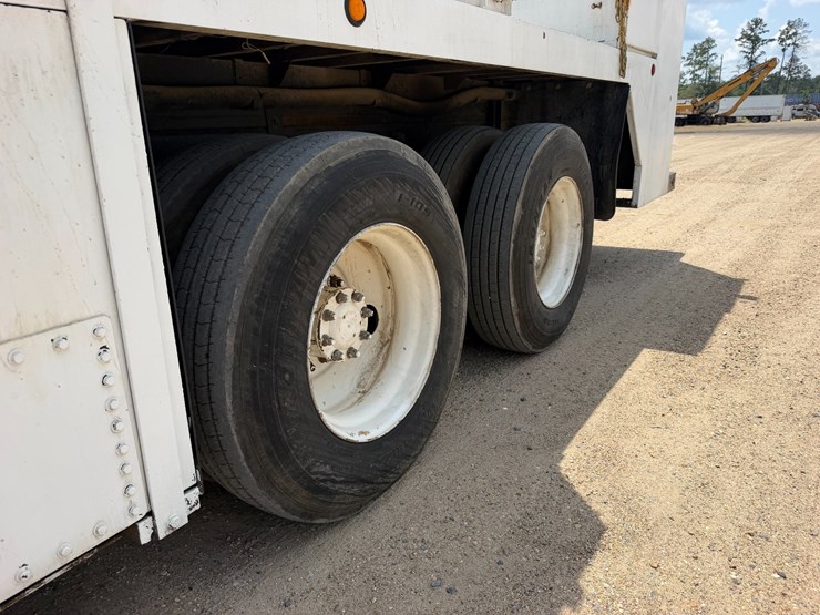 2008-peterbilt-365-image-8