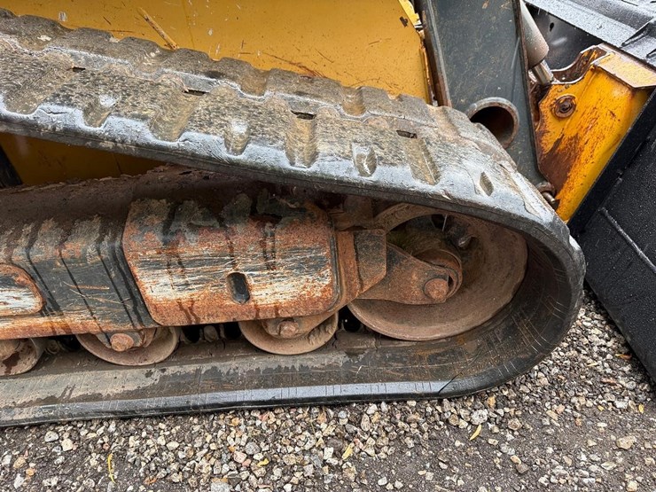 2012-deere-323d-image-14