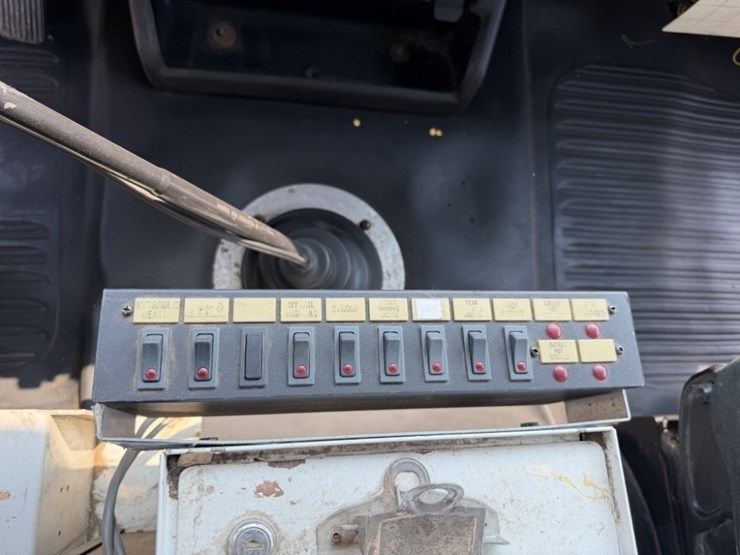 2002-freightliner-fl70-image-54
