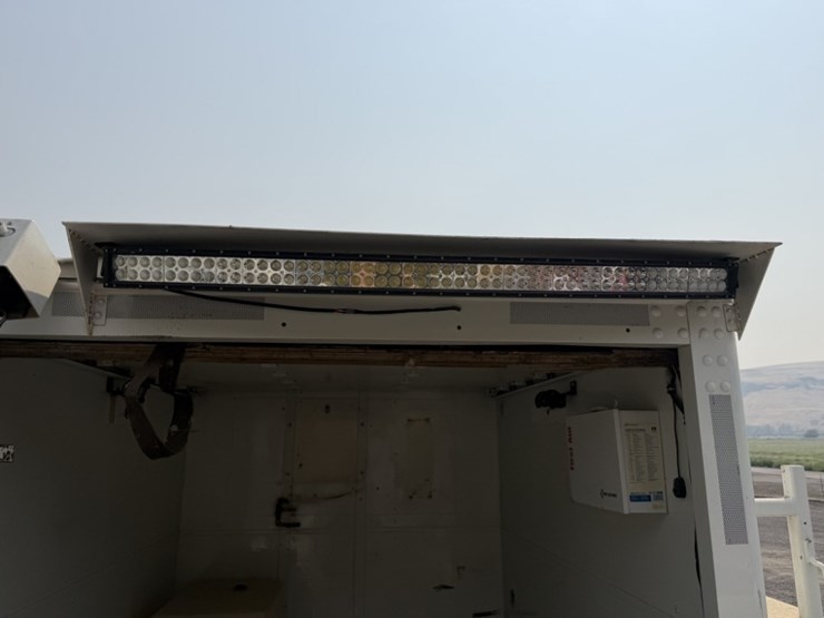 2002-freightliner-fl70-image-38