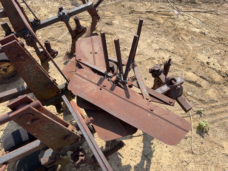 international-harvester-461-fast-hitch-cultivator-image-12