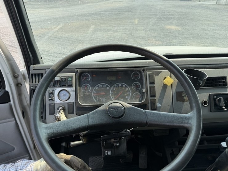2002-freightliner-fl70-image-51