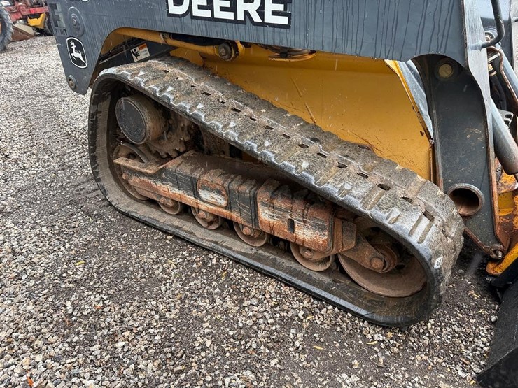 2012-deere-323d-image-12