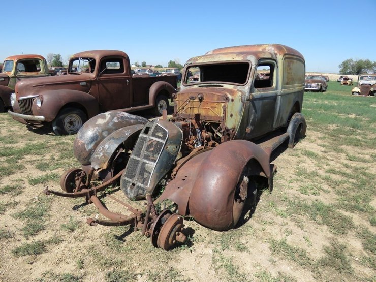 1933-4-dodge-humpback-panel-truck-image-3