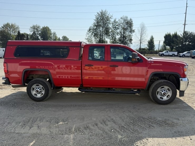 2016-gmc-sierra-2500-crew-cab-4x4-pickup-image-3