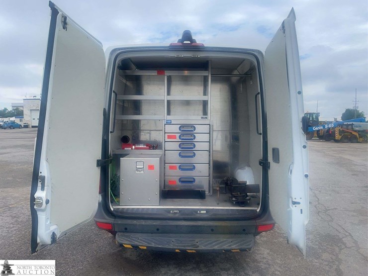 2015-mercedes-benz-sprinter-2500-image-18