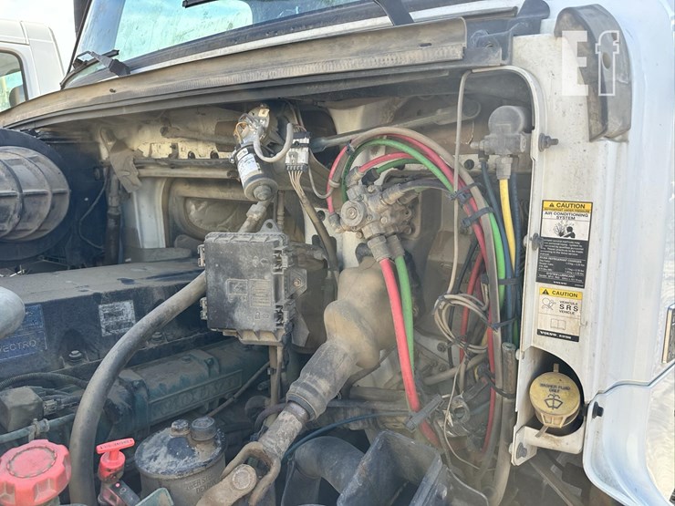 2014-volvo-vhd84ft200-image-62
