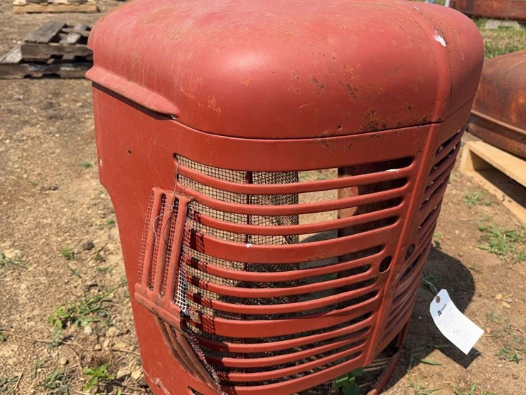 farmall-grille,-hood,-and-fuel-tank-image-4