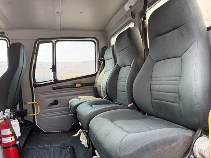 2002-freightliner-fl70-image-61