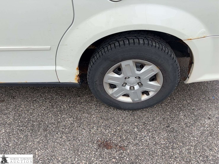 2013-dodge-grand-caravan-sxt-image-22