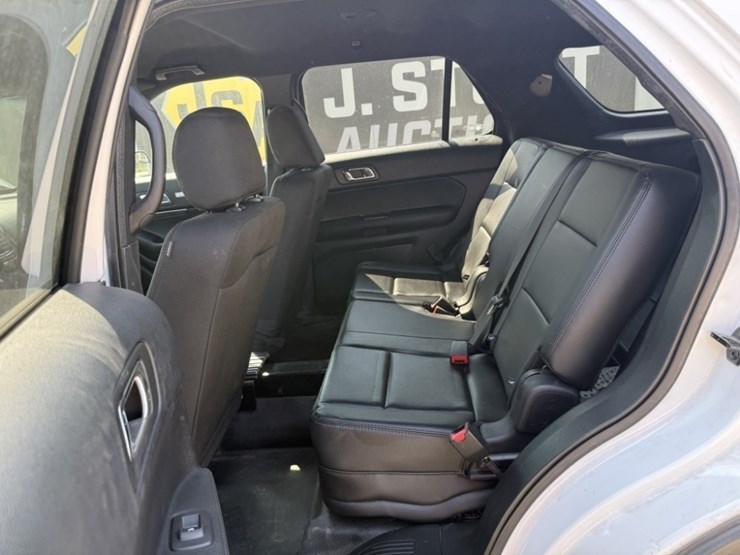 2016-ford-explorer-image-18