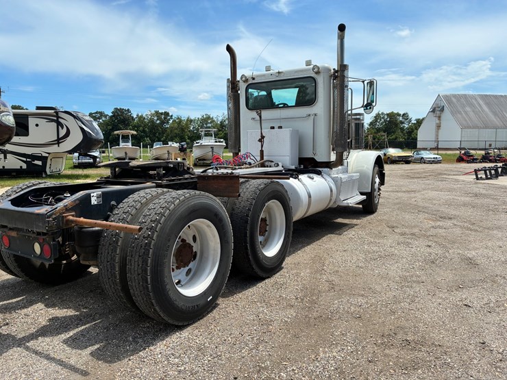 2015-peterbilt-379-image-3