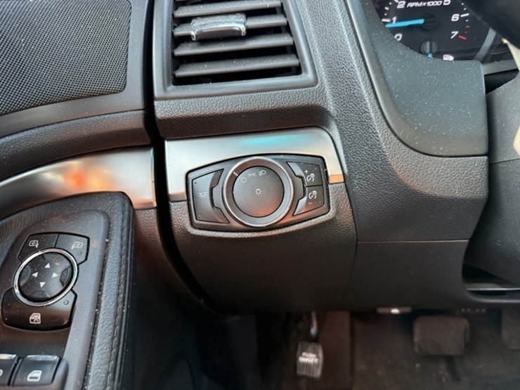 2015-ford-explorer-image-30