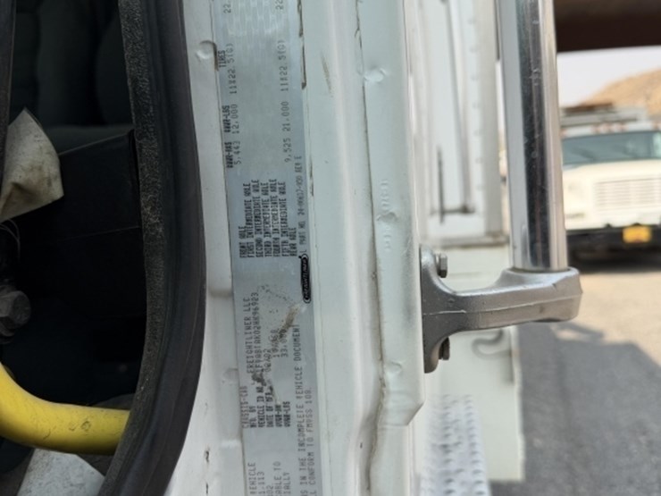 2002-freightliner-fl70-image-10