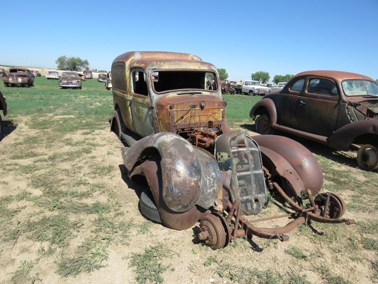 1933-4-dodge-humpback-panel-truck-image-1