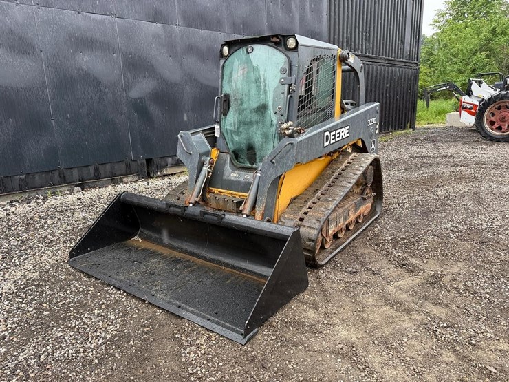 2012-deere-323d-image-8