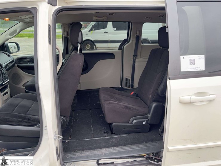 2013-dodge-grand-caravan-sxt-image-15