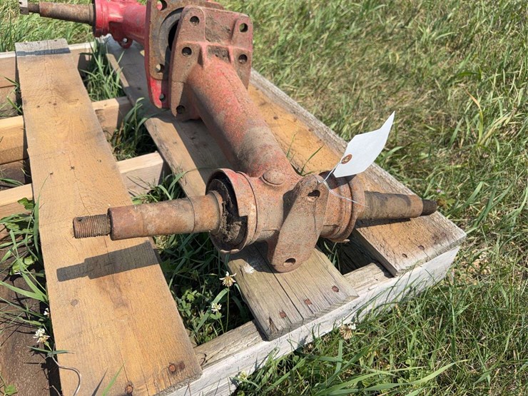 (2)-farmall-front-pedestals-and-(2)-hubs-image-8
