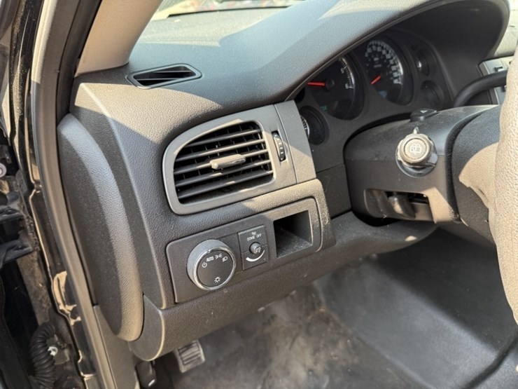 2013-chevrolet-tahoe-image-23