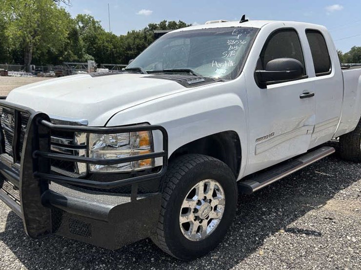 2011-chevrolet-silverado-2500-image-1