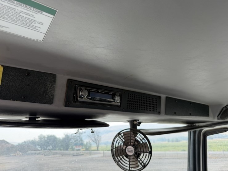 2002-freightliner-fl70-image-57