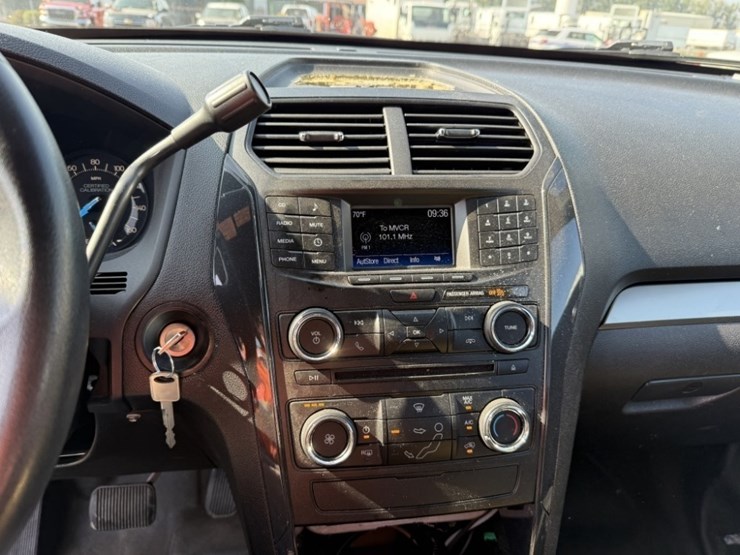 2017-ford-explorer-image-27