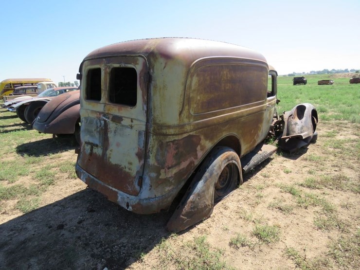 1933-4-dodge-humpback-panel-truck-image-9