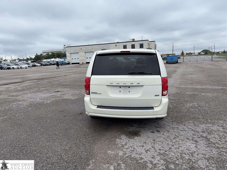 2013-dodge-grand-caravan-sxt-image-6