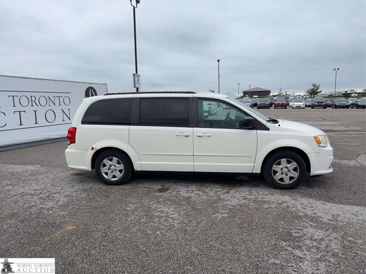 2013-dodge-grand-caravan-sxt-image-4
