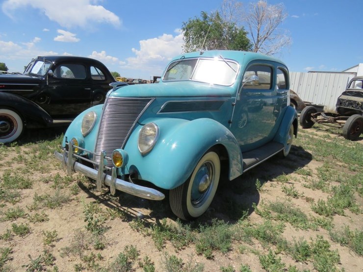 1937-ford-tudor-deluxe-sedan-image-3