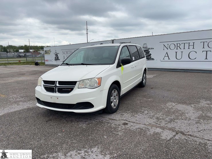 2013-dodge-grand-caravan-sxt-image-1