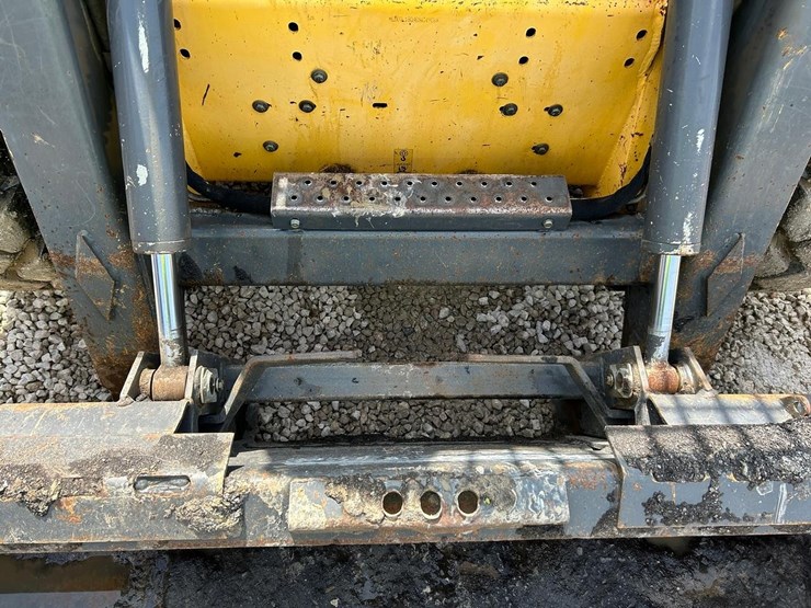 new-holland-l180-image-10
